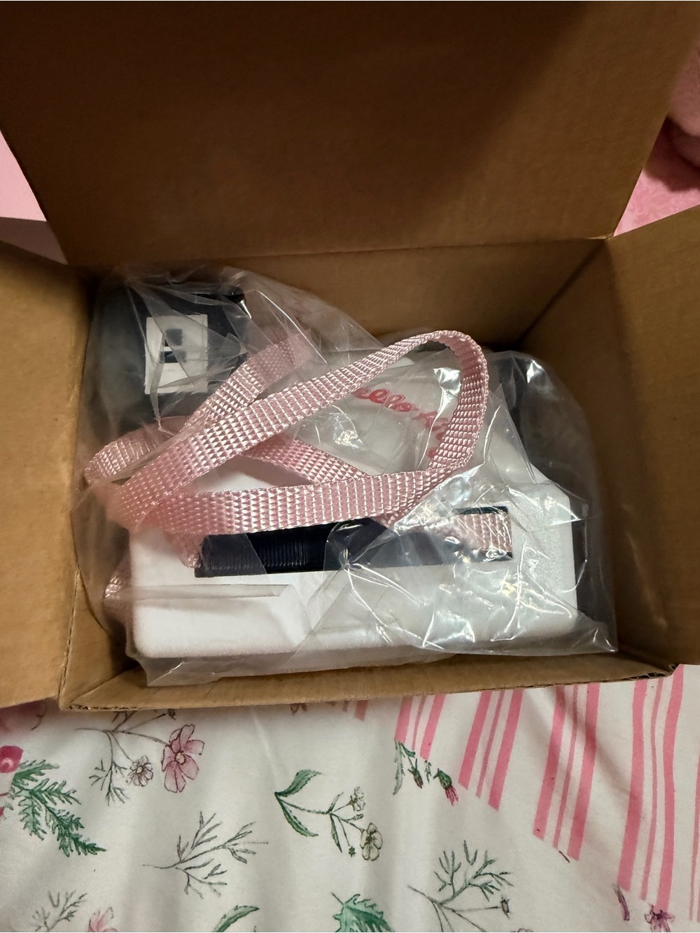 Hello Kitty x Polaroid Instant Camera - Pink & White - Picture 7 of 9